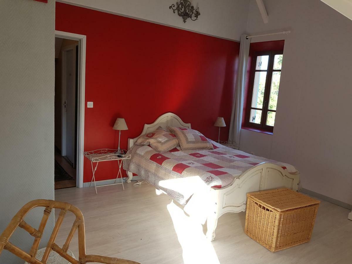 Bed and Breakfast Les Pinguelles Le Donjon Екстер'єр фото