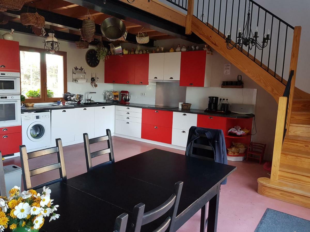 Bed and Breakfast Les Pinguelles Le Donjon Екстер'єр фото
