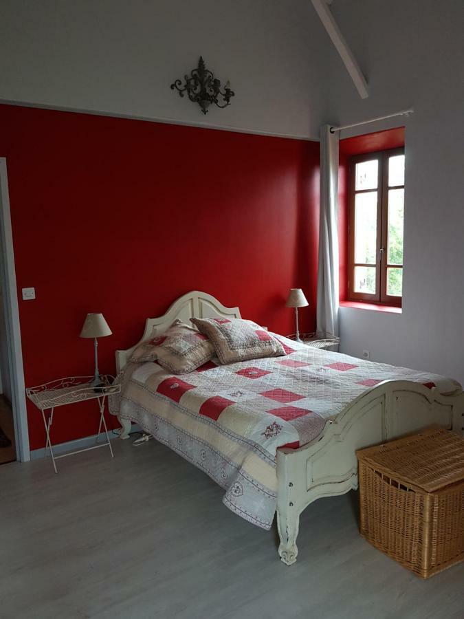 Bed and Breakfast Les Pinguelles Le Donjon Екстер'єр фото
